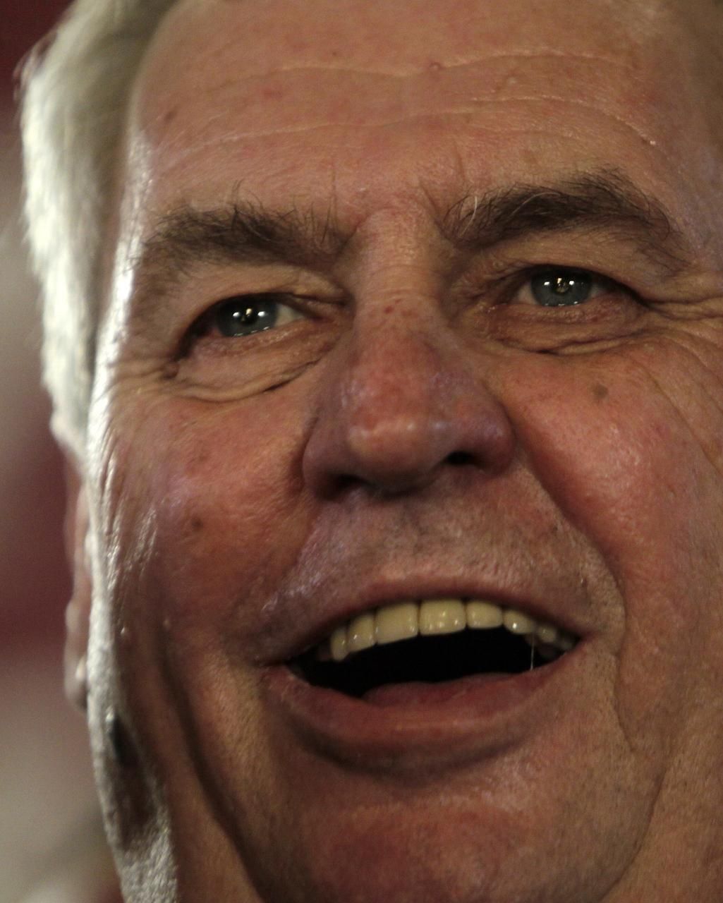 Radostný Miloš Zeman po zjištění, že vyhrál prezidentské volby