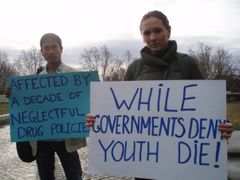 Kvůli své závislosti jsou lidé odsuzováni na okraj společnosti i k trestu smrti, protestovali aktivisté na konferenci CND ve Vídni