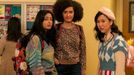 Maitreyi Ramakrishnanová jako Devi, Lee Rodriguezová v roli Fabioly a Ramona Youngová jako Eleanor.
