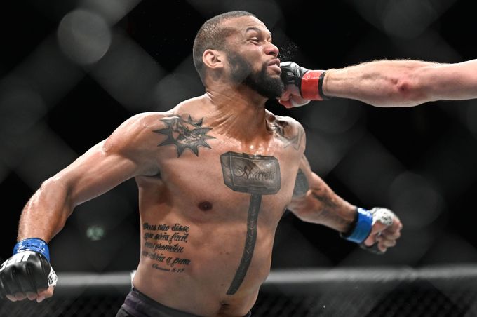 Thiago Santos inkasuje úder od Jana Blachowicze při UFC Fight Night v Praze