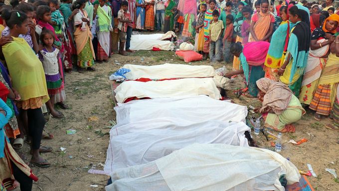 Těla obětí, které v Indii zabil pančovaný alkohol.