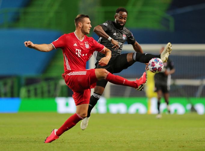 Niklas Sule a Moussa Dembélé v semifinále LM Bayern - Lyon