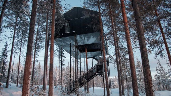 Netradiční bydlení v přírodě. Hotel v korunách stromů postavili z ohořelého dřeva