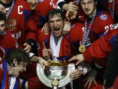 Hokejisté Ruska v čele s Alexandrem Ovečkinem (uprostřed) slaví světový titul.