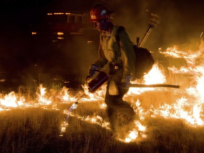 A firefighter works the Little Bear Fire in the Lincoln National Forest near Ruidoso, New Mexico, in this June 14, 2012 U.S. Forest Service handout photo. Some of the 2,500 people forced to evacuate their central New Mexico houses by wildfires raging near the resort village of Ruidoso began returning home this week with the help of National Guard troops, officials said. Photo taken June 14, 2012. REUTERS/Kari Greer/US Forest Service/Handout (UNITED STATES - Tags: DISASTER ENVIRONMENT) FOR EDITORIAL USE ONLY. NOT FOR SALE FOR MARKETING OR ADVERTISING CAMPAIGNS. THIS IMAGE HAS BEEN SUPPLIED BY A THIRD PARTY. IT IS DISTRIBUTED, EXACTLY AS RECEIVED BY REUTERS, AS A SERVICE TO CLIENTS Published: Čer. 17, 2012, 9:48 odp.