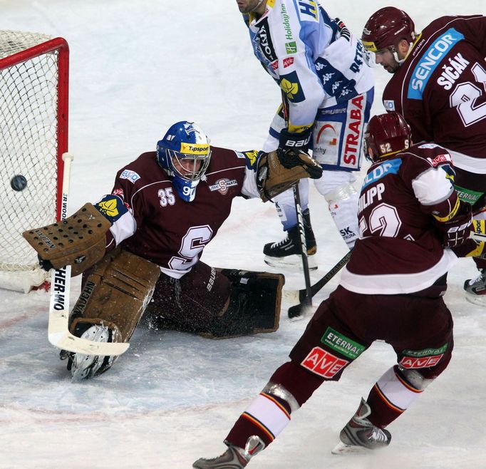 Extraliga, Sparta Praha - Kometa Brno: Marek Pinc, Radek Philipp a Vladimír Sičák - Róbert Petrovický