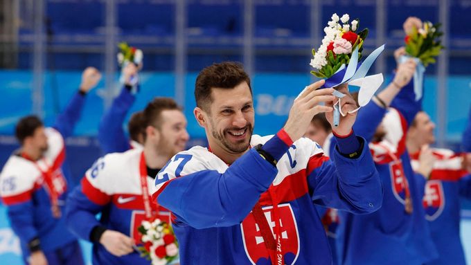 Marek Hrivík slaví bronz slovenských hokejistů na olympiádě v Pekingu 2022.