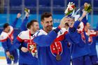 Marek Hrivík slaví bronz slovenských hokejistů na olympiádě v Pekingu 2022.