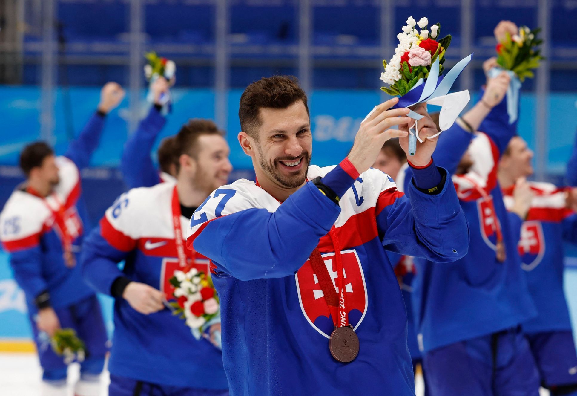 Marek Hrivík slaví bronz slovenských hokejistů na olympiádě v Pekingu 2022