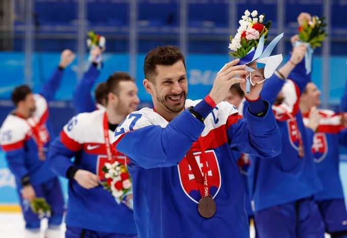 Marek Hrivík slaví bronz slovenských hokejistů na olympiádě v Pekingu 2022.