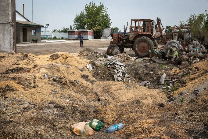 Zničené a rozkradené silo po útoku ruských vojáků ve vsi Lockyne na jihu Ukrajiny.