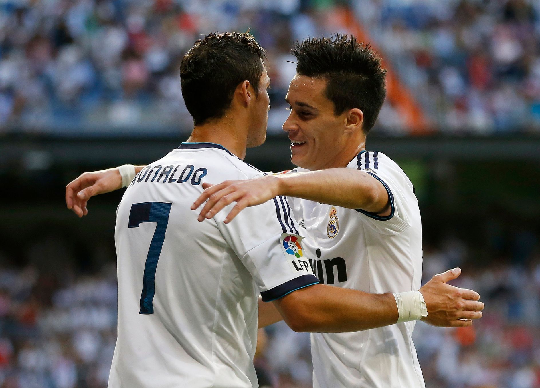 Cristiano Ronaldo a Jose Maria Callejon z Realu Madrid se radují z branky do sítě Granady