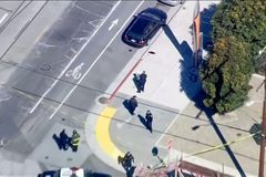 Řidič v San Francisku po hádce najel do chodců a jednoho zabil, po činu uprchl