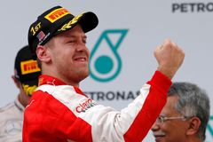 Vettel v Malajsii splnil misi, poprvé vyhrál ve Ferrari