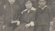 Karel Jan Hora se zasloužil o to, že se modely Laurin & Klement začaly oficiálně dovážet do Japonska (Škoda uvádí oficiální zastoupení zhruba od roku 1908 do roku 1913). Na snímku nechybí jeho žena Fuku a jejich dvě děti.