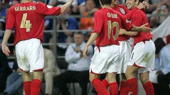 Angličtí fotbalisté (zleva) Steven Gerard, Michael Owen a David Beckham oslavují gól Joea Colea (vpravo) v kvalifikačním duelu v Estonsku.