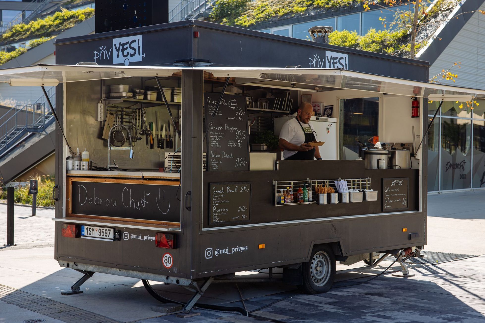 PřívYES, přívěs, jídlo, gastronomie, Palmovka, Libeň, burger, quesadilla, street food