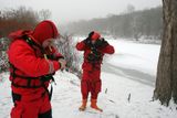 Přesto se na břehu připravují hasiči. Chtějí si nacvičit zásah v ledové vodě.