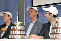 Radek Štěpánek, Tomáš Berdych a Jaroslav Navrátil slaví Davis Cup