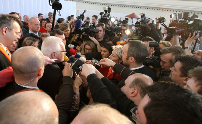 Hlavně nic formálního. Improvizovaná tisková konference na sjezdu ČSSD.