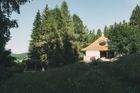 Architekti připravili krásný projekt, ale nepočítali s jejich finančním limitem. Cena rekonstrukce nakonec přesáhla jejich strop o sto dvacet procent. Cítili se zrazeni. Firma, která měla dělat střechu, na jaře řekla, že na ně kašle. Další firma dělala chyby. Od dubna do října žili pod plachtami, pak přišly bleskové povodně – sto čtyřicet milimetrů vody za hodinu. Od kolejí se valila řeka, která o dvacet metrů minula dům. Honza celou noc běhal po půdě a vylíval kýble. Kdyby voda natekla do stěn, dům by se rozpustil – vápenná omítka zvenku, hliněná zevnitř a mezi tím volně ložené kameny. 
Kamarádi je ale zachránili, dali dohromady lidi a v listopadu stavbu dokončili. Celé martyrium trvalo půl roku a dům už je stál víc než tři novostavby. Ale když Honza přemýšlí o tom, na co by si vzpomněl před smrtí, je hrdý, že zachránili místo, které bylo opuštěné a zapomenuté.