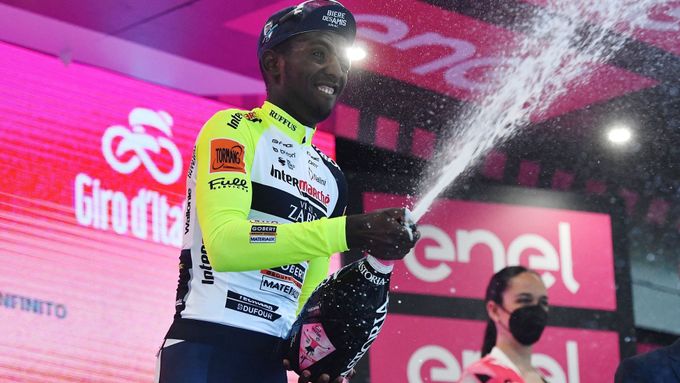 Biniam Girmay slaví vítězství v etapě Gira
