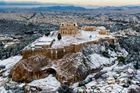 Řecko překvapil sníh. Je i na Akropoli a v Soluni