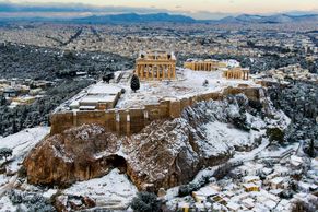 Řecko překvapil sníh, napadl na Akropoli i v Soluni. Pohled očima fotoreportérů Reuters