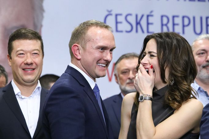 Alexandra Mynářová, Tomio Okamura a Vladimír Kruliš se směje také.