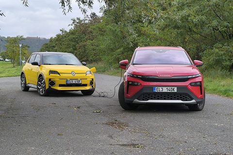 Renault 5 a Škoda Elroq dobíjení auta autem