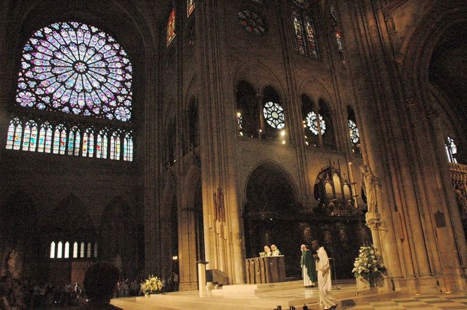 Interiér katedrály Notre-Dame v Paříži, Francie, 14. července 2007, s vitrážovými okny a oltářem během bohoslužby.