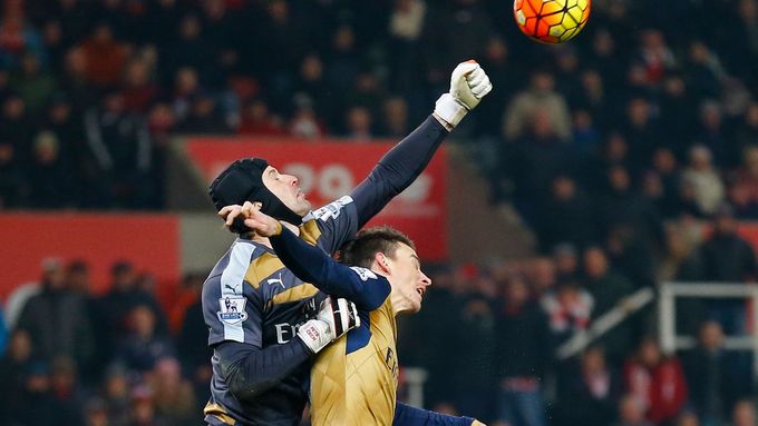 Petr Čech boxuje míč v zápase proti Stoke