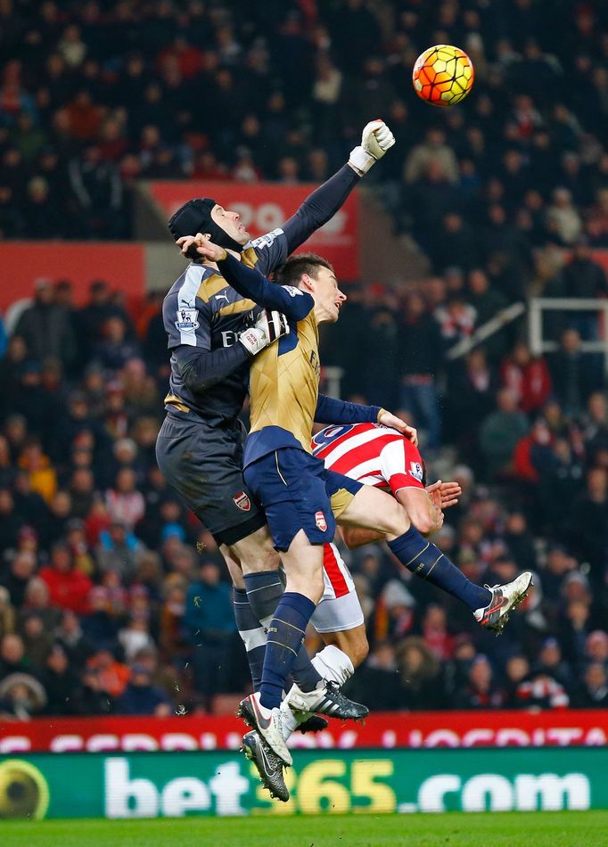 Petr Čech a Laurent Koscielny v zápase proti Stoke