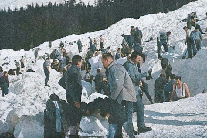 Pátrací skupiny v místě, kde došlo k závalu lavinou. Mengusovská dolina pod Popradským plesem ve Vysokých Tatrách, leden 1974. Kolorováno