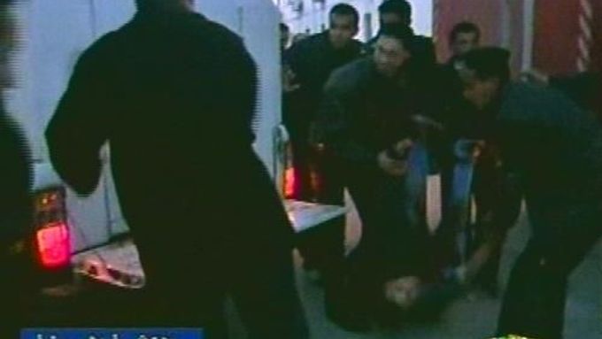 Záběr pořízený místní televizí ukazuje práci záchranářů, kteří se starají o zraněné demonstranty.