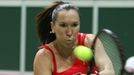 Srbská tenistka Jelena Jankovičová ve finále Fed Cupu 2012 proti Češce Lucii Šafářové.