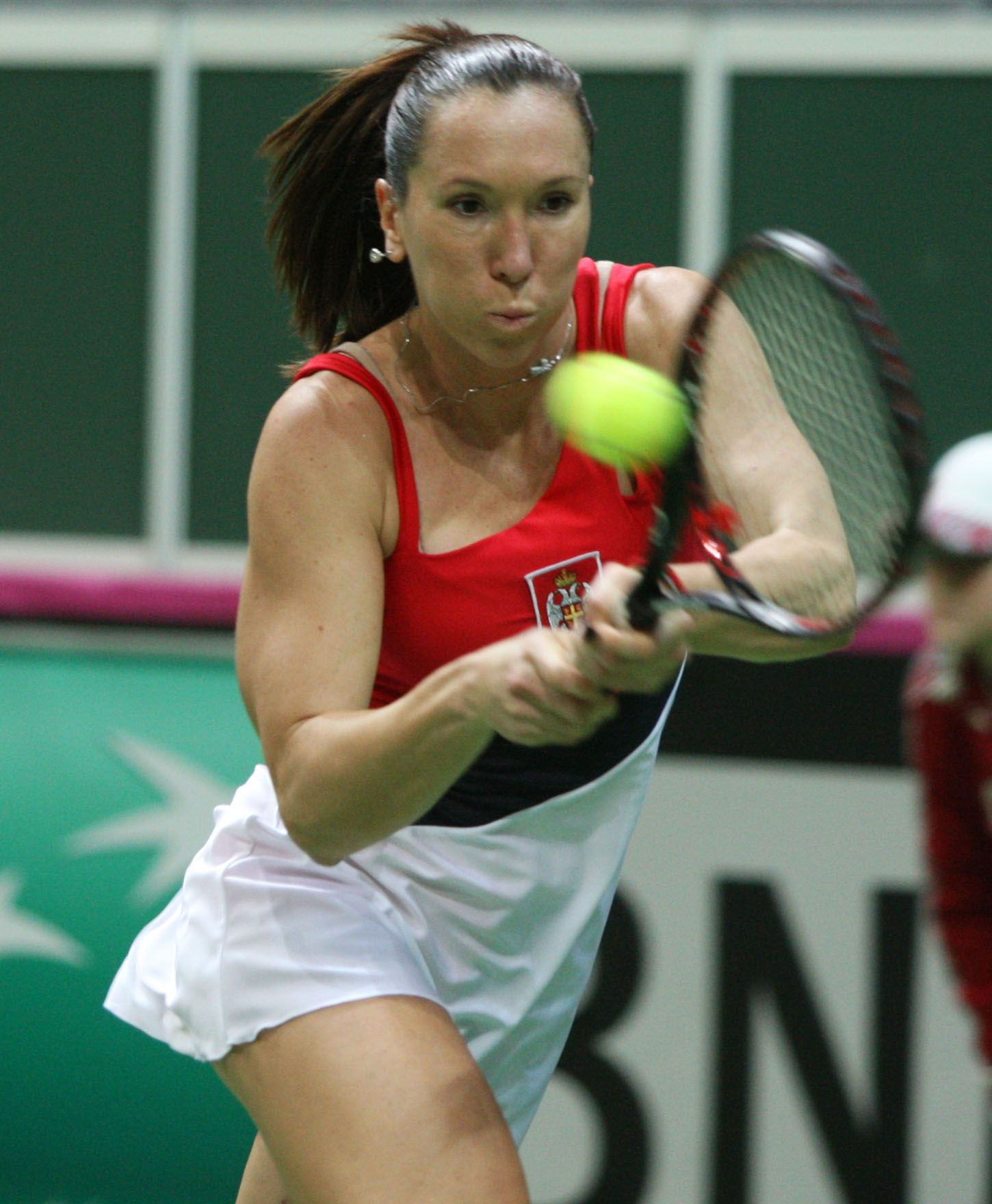 Srbská tenistka Jelena Jankovičová ve finále Fed Cupu 2012 proti Češce Lucii Šafářové.