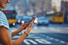 New York chce zakázat sledování mobilu při přecházení. Lidem hrozí vysokými pokutami