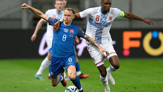 Slovenský reprezentant Ondrej Duda se v utkání kvalifikace ME pokouší prodrat lucemburskou obranou