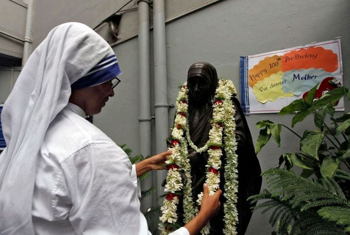 Po mši některé snídají, jiné se pouštějí do každodenního rituálu praní sárí. Sestry řádu nevlastní žádný majetek, vedou asketický život bez nejmenšího pohodlí a zábavy.