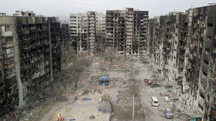 Odváží mrtvoly a staví nové domy. Na troskách obsazeného Mariupolu roste ruské město; Zdroj foto: Reuters