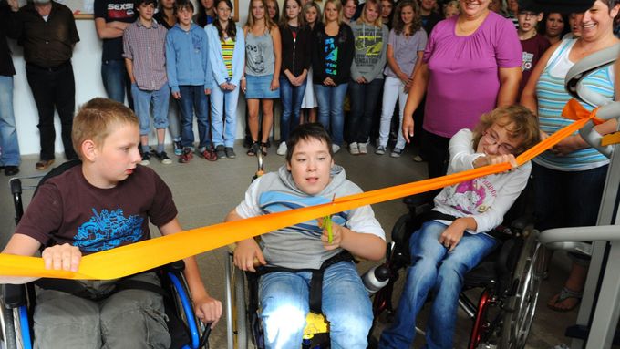 Základní škola v Kostelci nad Černými lesy dostala příspěvek na pomoc dětem na vozíčku