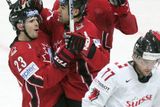 Kanaďané (zleva) Cory Murphy, Jamal Mayers a Jay McClement oslavují gól do švýcarské branky ve čtvrtfinále MS v Moskvě.