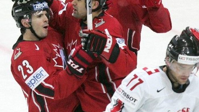 Kanaďané (zleva) Cory Murphy, Jamal Mayers a Jay McClement oslavují gól do švýcarské branky ve čtvrtfinále MS v Moskvě.