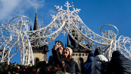 Světelná animace na Staroměstském náměstí přilákala tisíce lidí, policie jej uzavřela