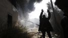 Firefighters try to extinguish a fire at a factory, which according to Palestinians was hit by an Israeli air strike in Gaza November 16, 2012. Egyptian Prime Minister Hisham Kandil, on a brief visit to the Gaza Strip on Friday, denounced Israel's attacks on the Palestinian territory and said Cairo would try to secure a ceasefire. Fighting continued along the Israel-Gaza border during Kandil's three-hour visit. REUTERS/Ahmed Zakot (GAZA - Tags: CIVIL UNREST MILITARY POLITICS) Published: Lis. 16, 2012, 9:27 dop.