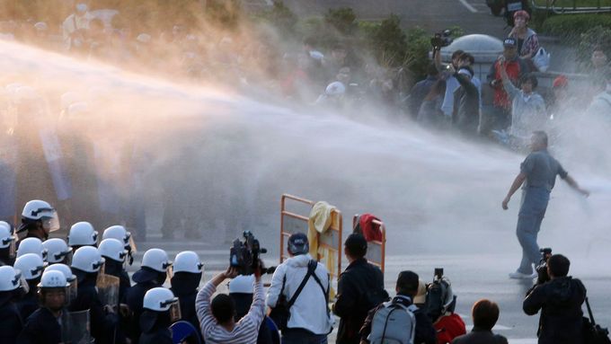 V pondělí došla tchajwanské policii trpělivost a nasadila vodní děla. Nyní prezident vyzývá demonstranty k jednání.