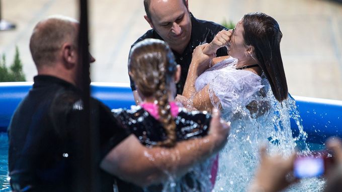 Podívejte se, jak vypadal největší sjezd svědků Jehovových v Praze, na němž došlo ke křtění nových členů.