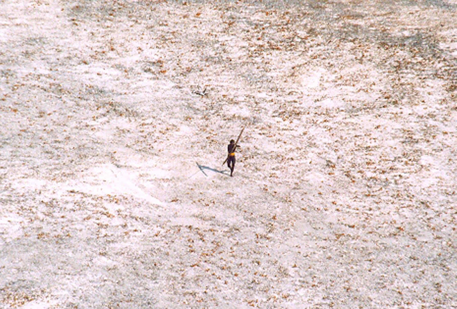 Muž z kmene Sentinelců na souostroví Andamany a Nikobary. Unikátní snímek z helikoptéry po tsunami v prosinci 2004.