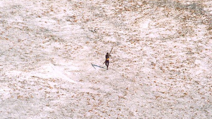 Muž z kmene Sentinelců ze souostroví Andamany a Nikobary. Unikátní snímek z helikoptéry pořízený po katastrofální tsunami v prosinci 2004.